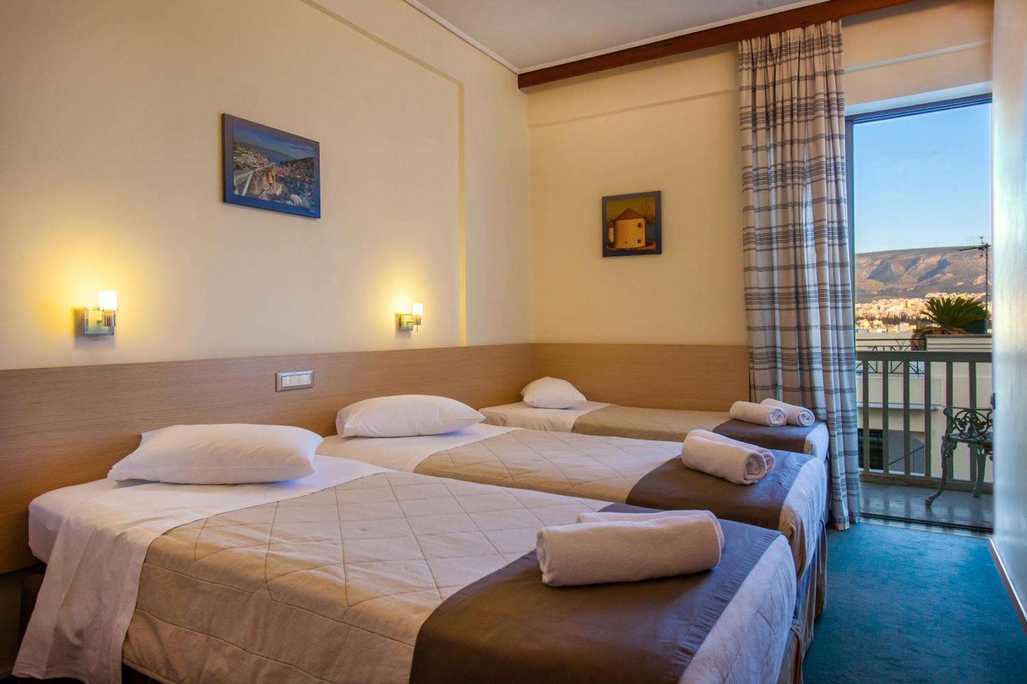 Camera doppia con letti singoli dotata di letto supplementare e vista sull'Acropoli.